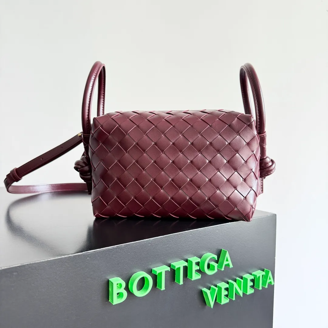 Batch 1360 BOTTEGA VENETA 2024 new loop is here! ! Many girls who like BV have owned the Loop bag. It has a simple appearance, classic weaving, and a compact and lightweight bag shape. This innovation continues the "camera bag" shape. Unlike the traditional Loop bag, which can only be worn as a crossbody bag, this innovation It can be carried by hand or cross-body, satisfying both the concave shape and daily needs. The oversized buckle can be folded and used as a handle. The sultry heat in summer ☀️ usually reduces people's desires. Having a lightweight bag will greatly enhance the happiness of traveling🫧 Style number: 796615 Size: 19*12*9cm